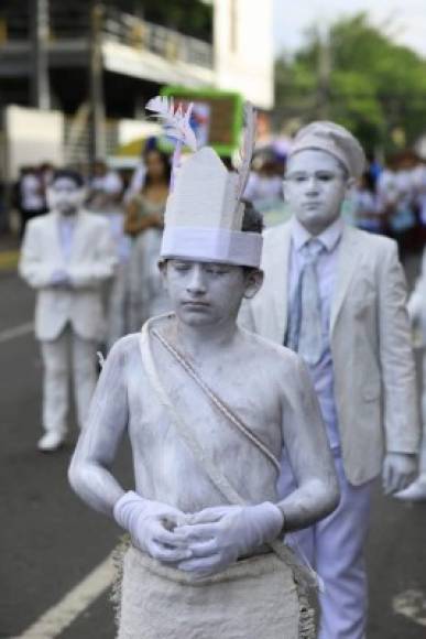 Parte del desfile en San Pedro Sula.