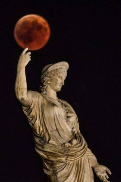 Imagen tomada una estatua de la antigua diosa griega Hera en el centro de Atenas.
