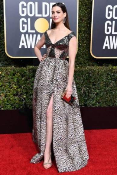 Anne Hathaway deslumbró con un vestido animal print.