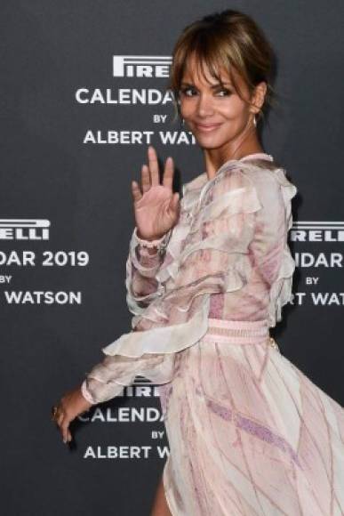 La actriz estadounidense Halle Berry posa en la alfombra roja antes de la gala de lanzamiento del Calendario Pirelli 2019.