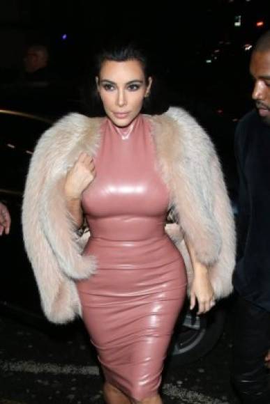 Kim en este traje color carne en látex con un abrigo de pies.