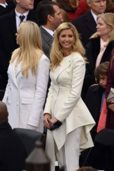 Ivanka y Tiffany Trump optaron por el blanco en sus atuendos.