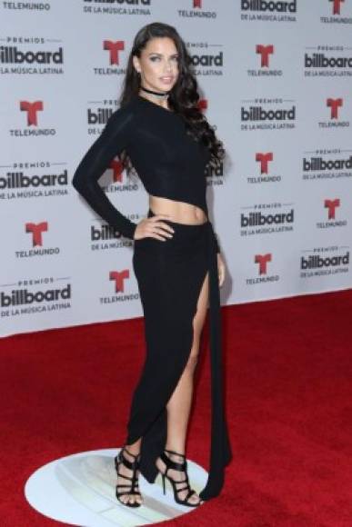 La top model Adriana Lima en un vestido negro de Alexander.