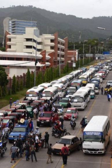 Las exigencias iniciaron el pasado jueves, cuando unas 100,000 unidades de taxis, buses y camiones participaron de la protesta en la mayoría de los 18 departamentos del país.<br/>