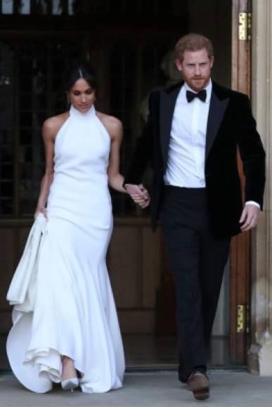 Tras su pomposa boda, el padre del novio, el príncipe Carlos de Gales, ofreció una fiesta para 200 invitados en Frogmore House, a la que Harry y Meghan acudieron en un Jaguar azul, con la matrícula E19052018, la fecha del casamiento.