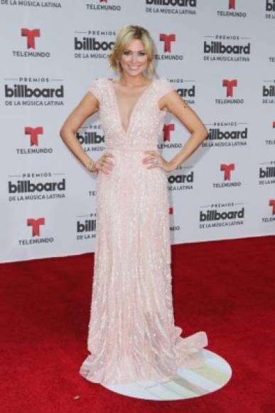 Blanca Soto en un vestido color rosa palo.