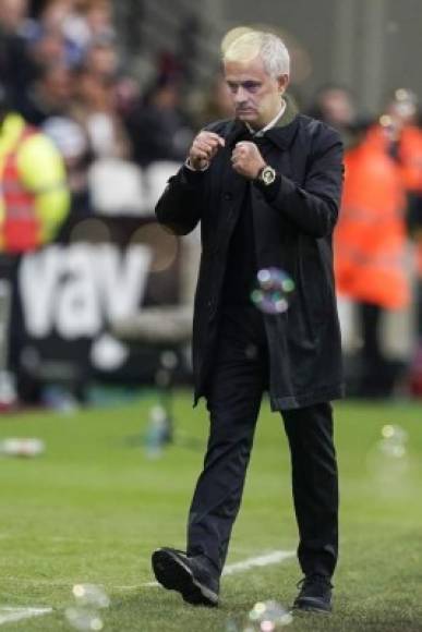 Mourinho celebrando la victoria al final del partido en el campo del West Ham.