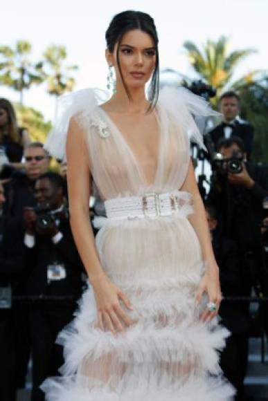 La hermana de Kim Kardashian complementó su vestido de alta costura con un cinturón blanco y unos pendientes turquesas.