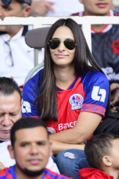 Una guapa aficionada del Olimpia disfrutando del partido en las gradas del Nacional.