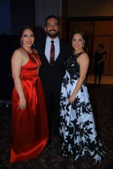Karol y Rodrigo Agüero con Michelle Ruiz.