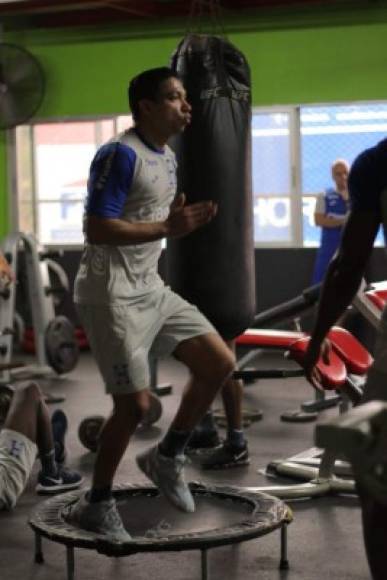 Emilio Izaguirre también trabajó con mucha dedicación en el gimnasio.