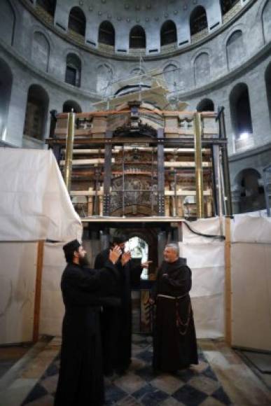 La última vez que se pudo ver la losa original de la tumba de Jesucristo fue en 1555, durante unas obras ordenadas por el entonces custodio, Bonifacio de Ragusa.<br/>