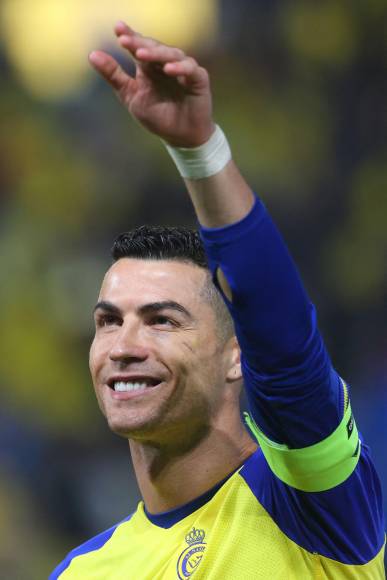 Cristiano Ronaldo saludando a su familia que estaba en el palco del estadio.