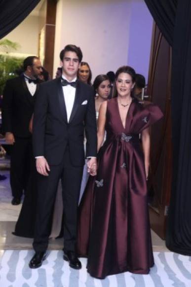 Nicholas y Elena Szydel lucieron elegantes en la cena de graduación de la EIS.