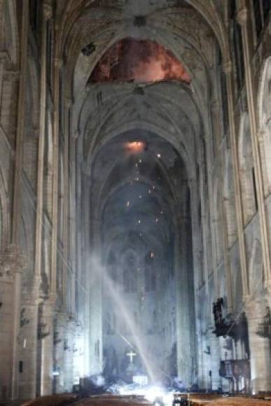 El interior de la icónica catedral no fue alcanzado por las llamas. Periodistas tuvieron acceso esta noche divisando una nube de humo en el altar principal del templo.