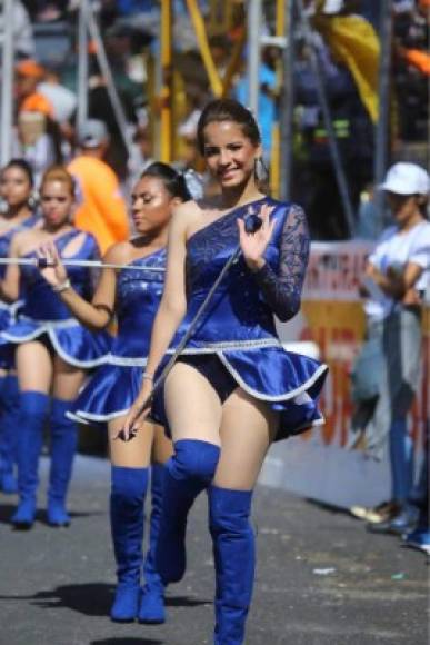 Emy Cardona del Instituto Mixto Honduras acaparó las miradas con su belleza.