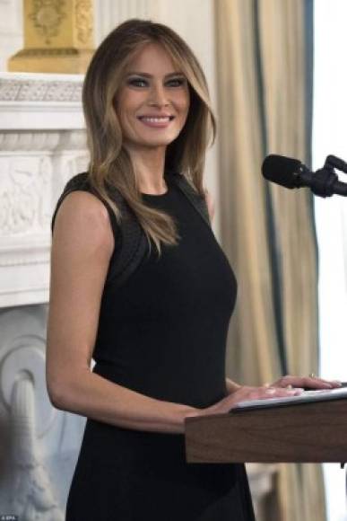 Melania ofreció un almuerzo a las mujeres de la Casa Blanca para celebrar el Día Internacional de la Mujer. Para la ocasión lució un vestido negro de Ralph Lauren valorado en 2,500 dólares.