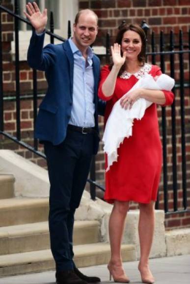 En un nuevo homenaje a su fallecida suegra La duquesa de Cambridge usó un vestido rojo a medida de Jenny Packham con un collar de encaje blanco después de dar a luz al Príncipe Louis en abril de 2018. Un estilo bastante similar al usado por Diana al presentar a Harry.<br/>