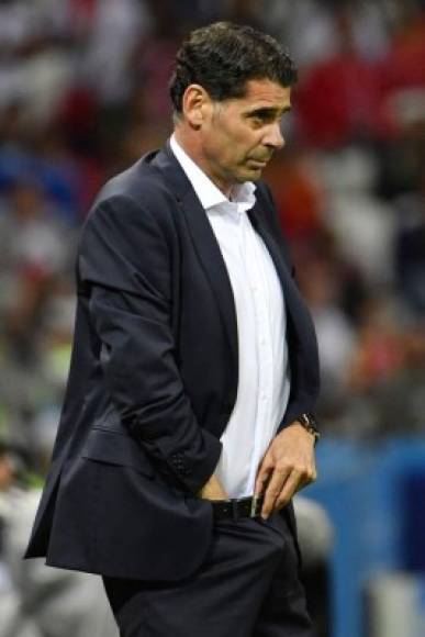 El seleccionador de España, Fernando Hierro, fue captado por las cámaras así, con las manos en su pantalón. Foto AFP