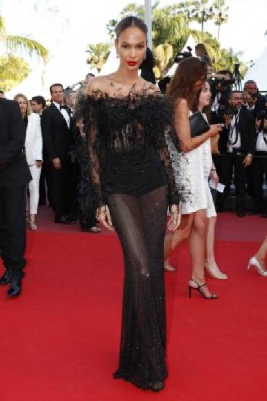 La modelo puertorriqueña Joan Smalls deslumbró con un vestido con transparencias color negro de Roberto Cavalli.