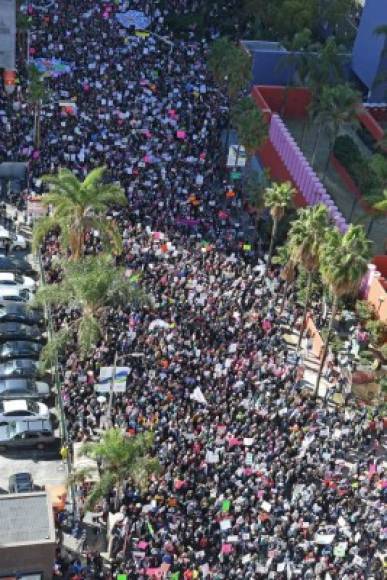 Miles han paralizado el centro de Los Ángeles. 'Gracias por estar allí, por hablar y marchar por nuestros valores @womensmarch. Más importante que nunca. Realmente creo que siempre somos más fuertes juntos', twiteó Hillary Clinton.