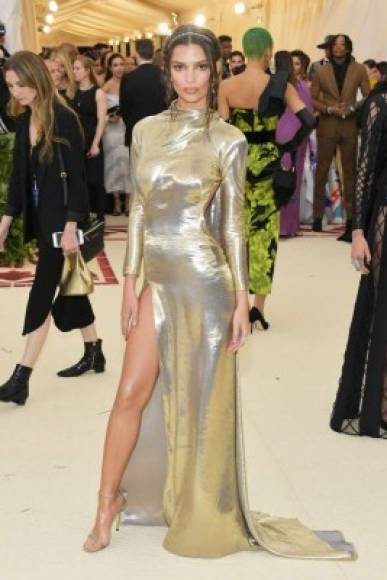 La modelo Emily Ratajkowski jugó a lo seguro con un vestido dorado de Marc Jacobs.<br/>