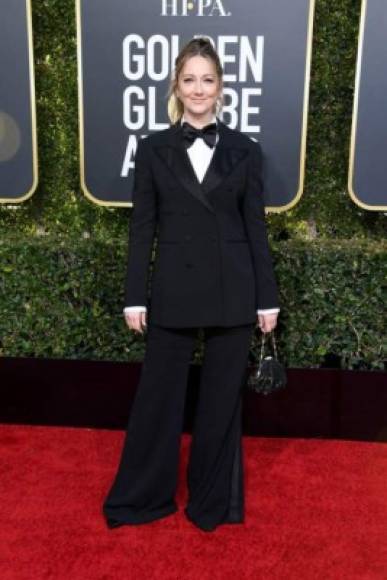 La actriz Judy Greer con un tux extragrande, tal vez hubiera funcionado con un saco más pequeño o sin el corbatín.