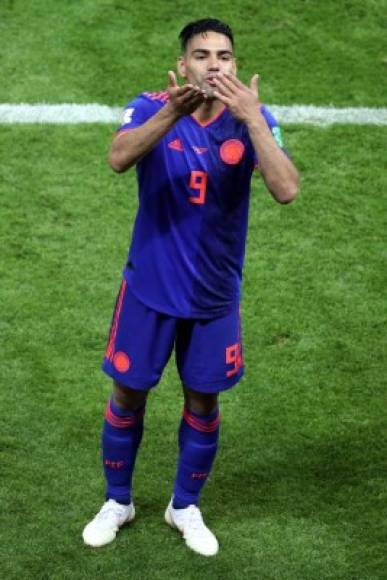 Radamel Falcao manda besos a su esposa Lorelei Tarón e hijos que estaban en las gradas del estadio de Kazán. Foto AFP