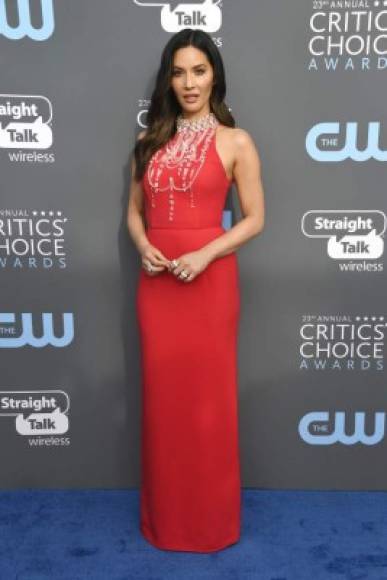 La anfitriona de la noche, Olivia Munn destaca con un vestido rojo con corte halter.<br/>