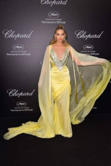 La modelo sueca Elsa Hosk fue el centro de atención de la fiesta de Chopard con un atuendo amarillo de la colección primavera/verano '18 de Ralph & Russo.<br/><br/>