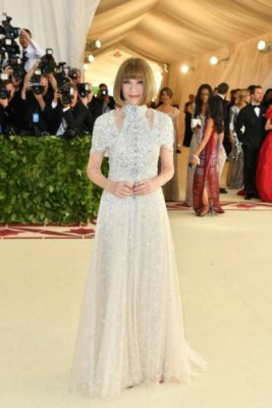 Y por supuesto, no podía faltar la editora en jefe de Vogue, Anna Wintour, quien lució muy sobria y elegante con un vestido de Chanel.