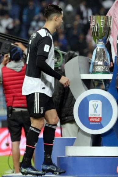 Cristiano Ronaldo pasando a recoger la medalla de subcampeón de la Supercopa de Italia.
