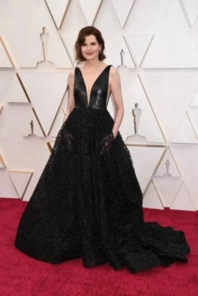 Con 64 años, la actriz Geena Davis lucía impecable en un Romona Kaveža. MIRA: <a href='https://www.laprensa.hn/fotogalerias/farandula/1355414-411/billie-eilish-gal-gadot-peor-vestidos-premios-oscar-2020' style='color:red;text-decoration:underline' target='_blank'>Billie Eilish y Gal Gadot entre los peor vestidos en los Premios Óscar 2020</a>