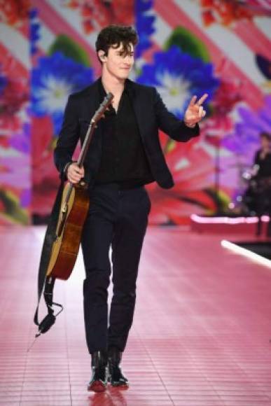 El canadiense de origen portugués Shawn Mendes también fue parte del show musical del Victoria's Secret Fashion Show 2018.