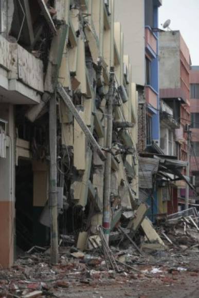 Vista de un edificio dañado en Portoviejo.