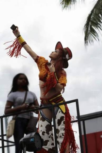 En el desfile no solo participan carrozas y comparsas sampedranas, sino delegaciones del interior del país como Yuscarán, El Paraíso; Trinidad, Santa Bárbara; y Comayagua. También hay invitados de Panamá, Islas Cayman y República Dominicana.