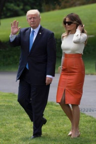 La primera dama partió de los Estados Unidos el pasado viernes por la tarde, luciendo una falda recta, de talle alto, en cuero y de color naranja. Acompañada de un jersey de cuello redondo en crema y tacones de aguja de la casa Manolo Blahnik.