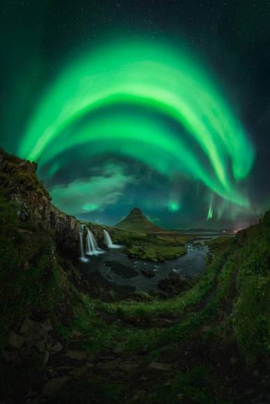 Cabe mencionar que, las auroras boreales aparecen en una región alrededor del polo magnético de la Tierra, llamada “óvalo auroral” o “zona auroral”. 
