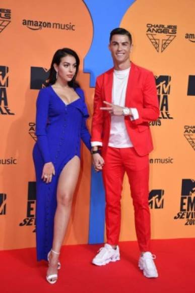 Cristiano Ronaldo sorprendió con su llegada a los premios. El jugador del Juventus de Turín acompaño a su mujer, la modelo Georgina Rodríguez, quien presentó uno de los galardones de la gala.