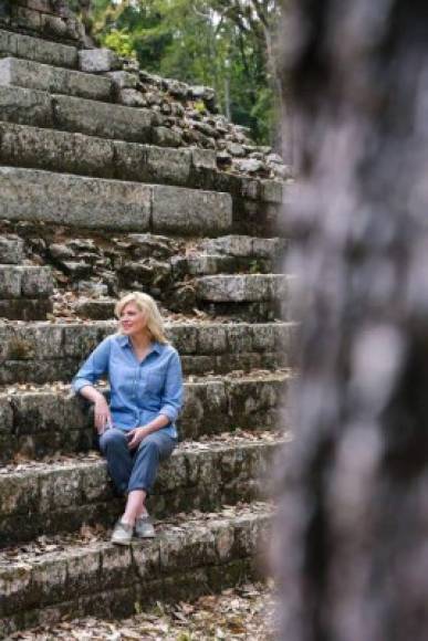 Shannon posando en el parque arqueológico de Copán Ruinas.
