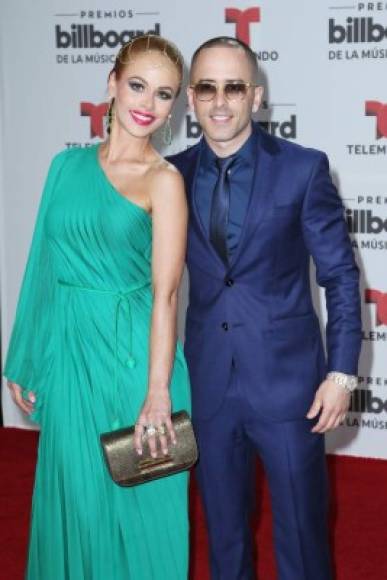 Yandel y su esposa Edneris Espada Figueroa llegan a los Premios Billboard 2016.