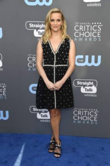 La actriz Reese Witherspoon fue el extremo de su compañera en 'Big Little Lies' Nicole Kidman, al usar una vestido Prada demasiado sencillo para la gala.<br/>