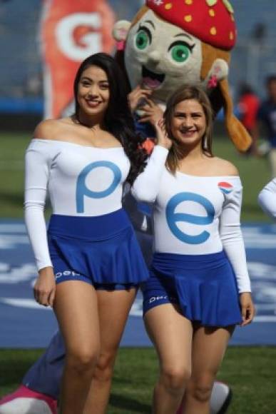 Estas bellas edecanes ponen el lado bonito en la cancha del estadio Nacional.