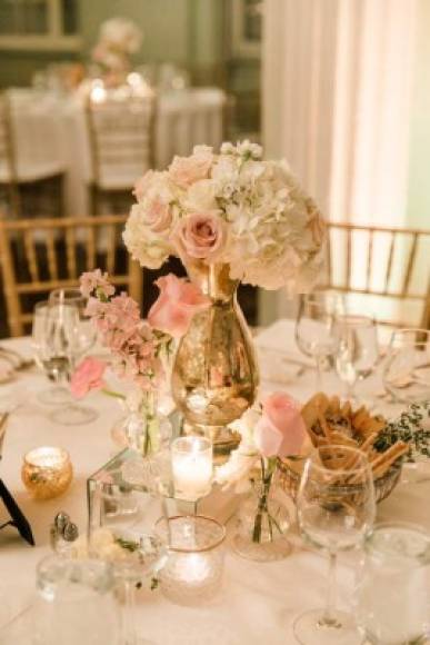 Rosa, hortensias, nardos, un clásico pastel y lo mejor del gurmé se sirvió en la recepción en el The Biltmore Ballrooms, ambientado como banquete real. <br/>