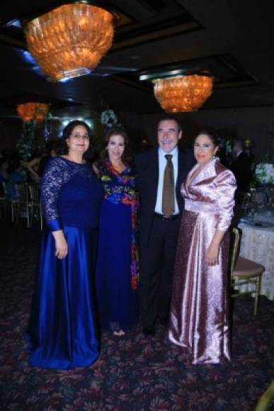 Victoria Fonseca, Gina Larach, Mauricio Reina y Roxana Ritter.