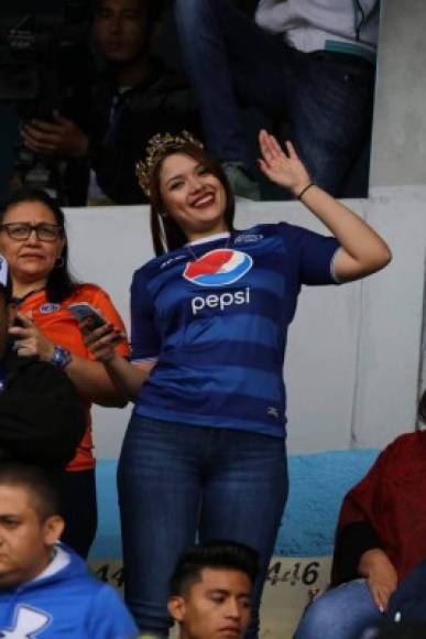 Esta aficionada del Motagua llegó al estadio Nacional con una corona en la cabeza.