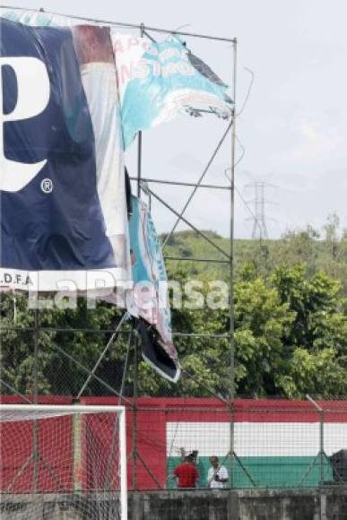Los vientos huracanados derribaron algunas estructuras metálicas que sostienen las vallas publicitarias que están detrás de las porterías en el estadio del Marathón.