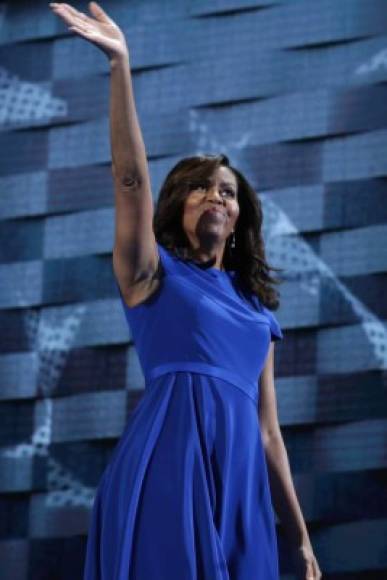 Michelle Obama demostró ayer una vez más que un sentido discurso no puede más que ir con vestido que le haga justicia y lo celebre.