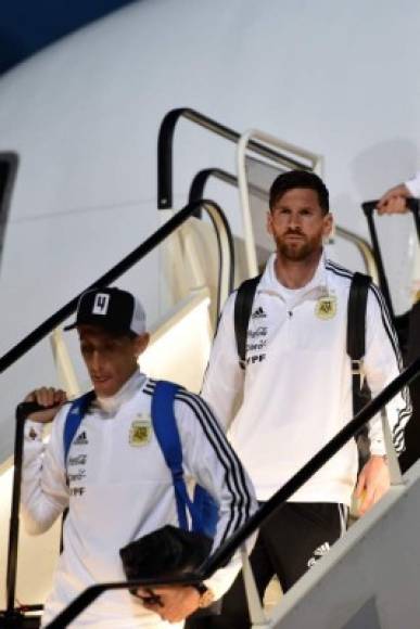Lionel Messi y Ángel Di María al momento de bajar del avión en el aeropuerto de Moscú. Foto AFP
