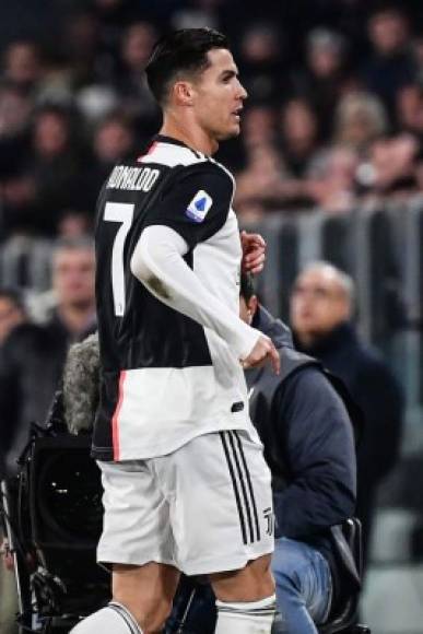 Cristiano no saludo ni al técnico Sarri y ni a sus compañeros del banquillo. Se fue al camerino.